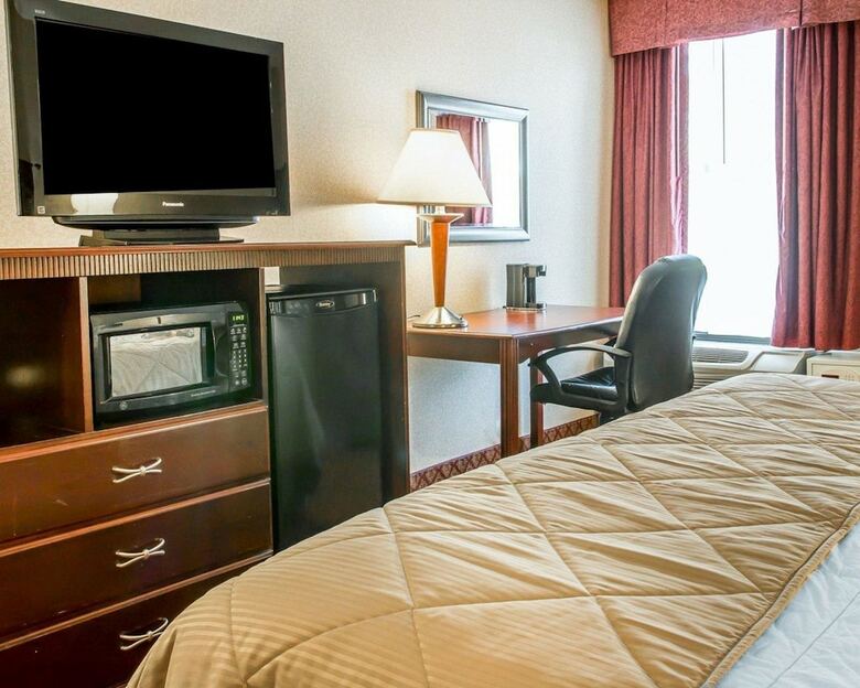 Hotel Clarion Inn & Suites Airport