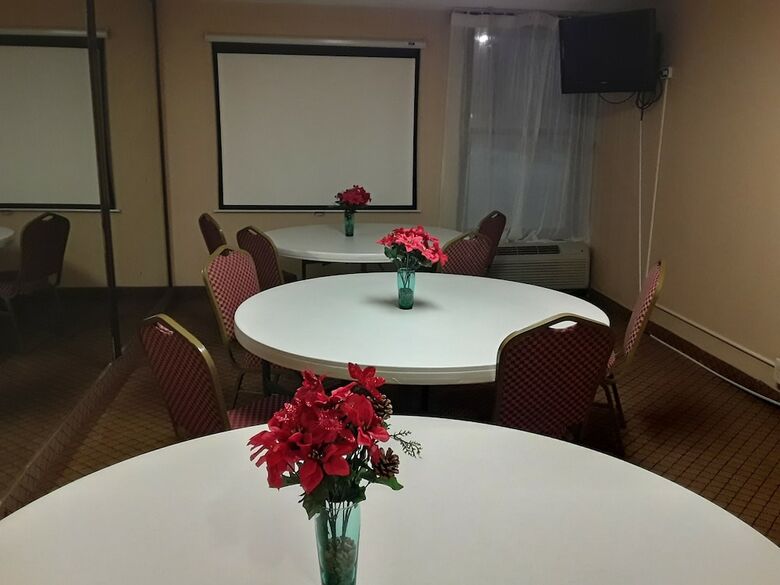 Hotel Clarion Inn & Suites Airport