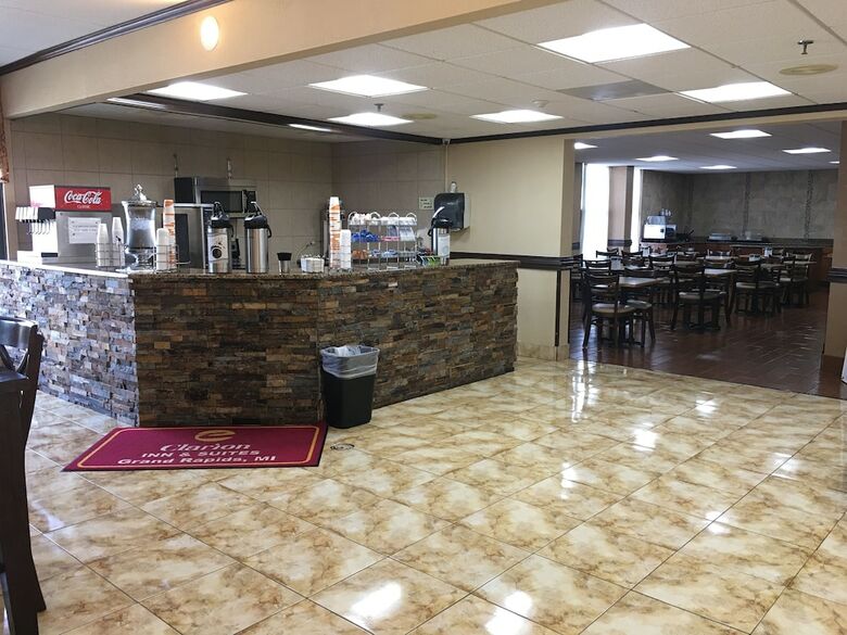 Hotel Clarion Inn & Suites Airport