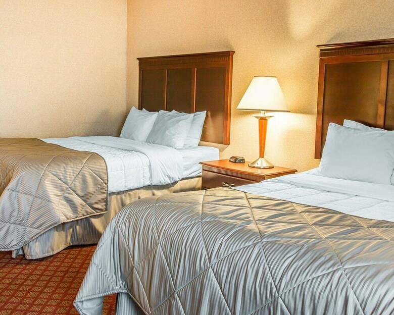 Hotel Clarion Inn & Suites Airport