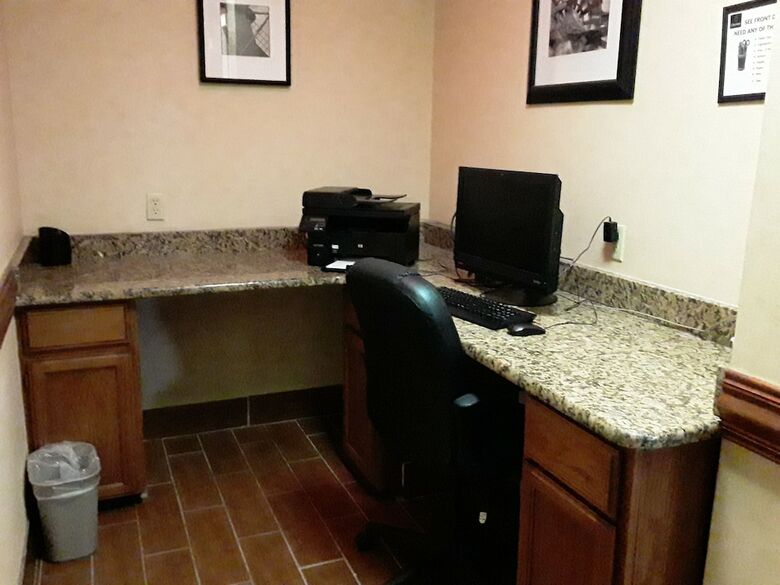 Hotel Clarion Inn & Suites Airport