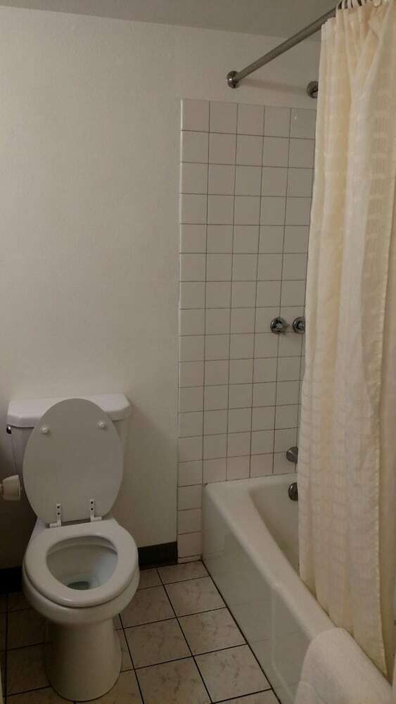 Hotel Travelers Uptown Motel