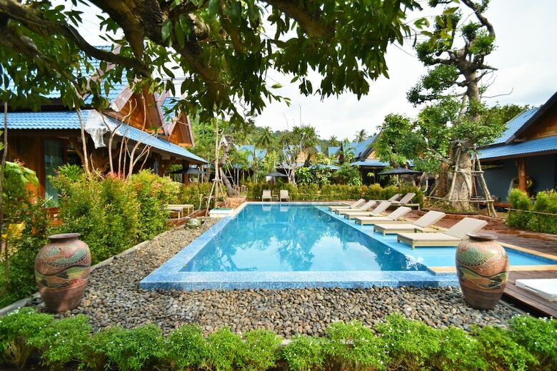 Hotel The Nine Thipthara Klongson Resort