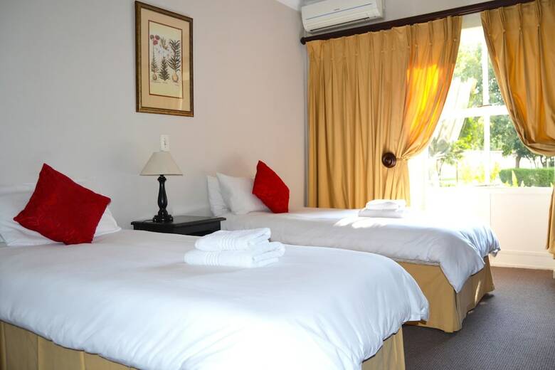 Hotel Outlook Lodge Or Tambo