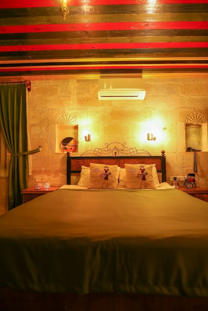 Bedrock Cave Hotel -adults Only