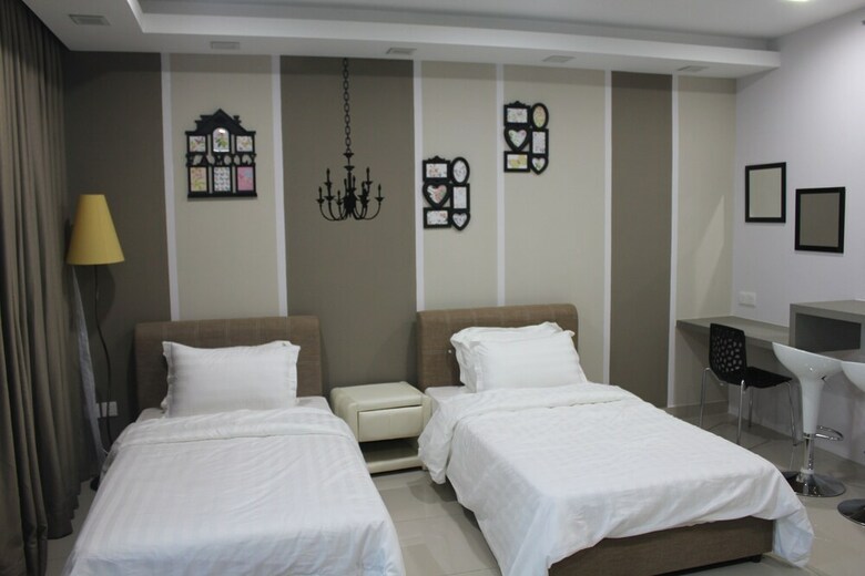 Hotel de Houz - Trefoil Setia Alam Home Stay