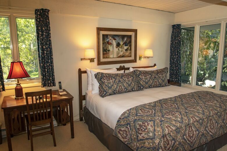 Chateau Eau Claire & Roaring Fork Frias