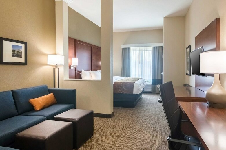 Hotel Comfort Suites Airport On Meridian