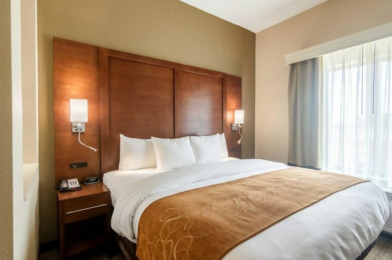 Hotel Comfort Suites Airport On Meridian