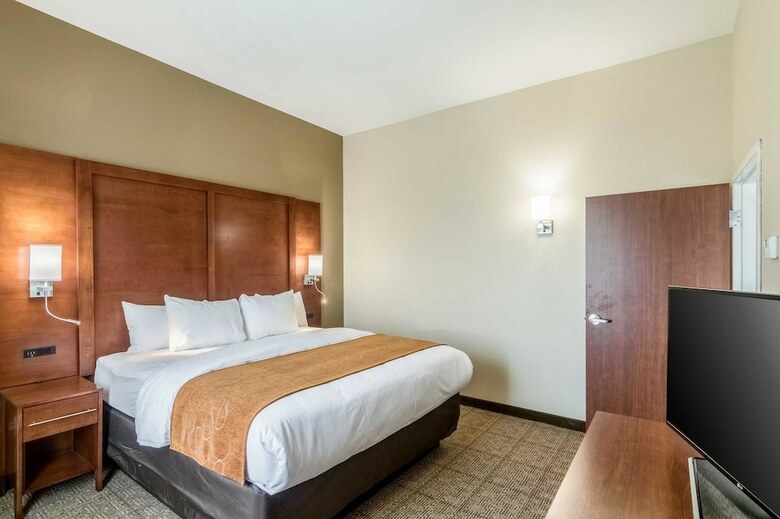 Hotel Comfort Suites Airport On Meridian