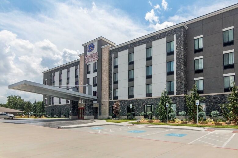 Hotel Comfort Suites Airport On Meridian