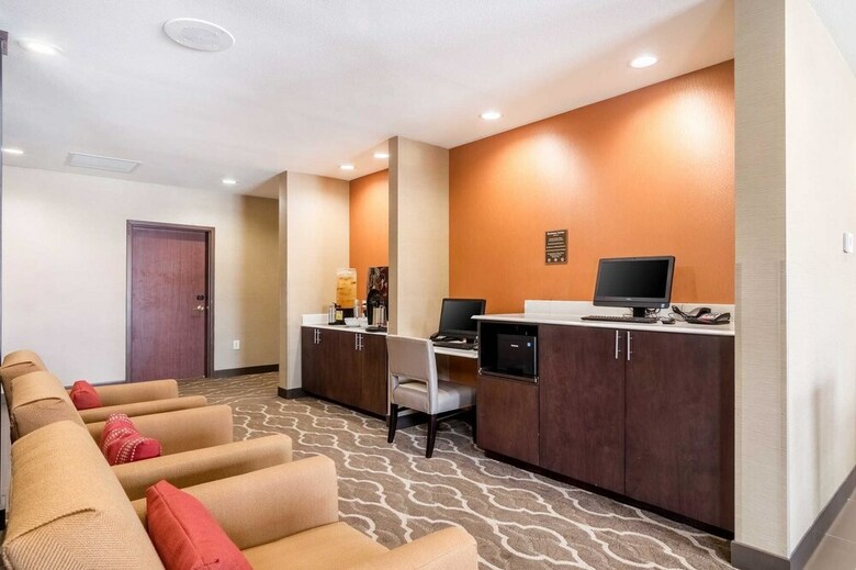 Hotel Comfort Suites Airport On Meridian