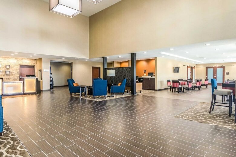 Hotel Comfort Suites Airport On Meridian