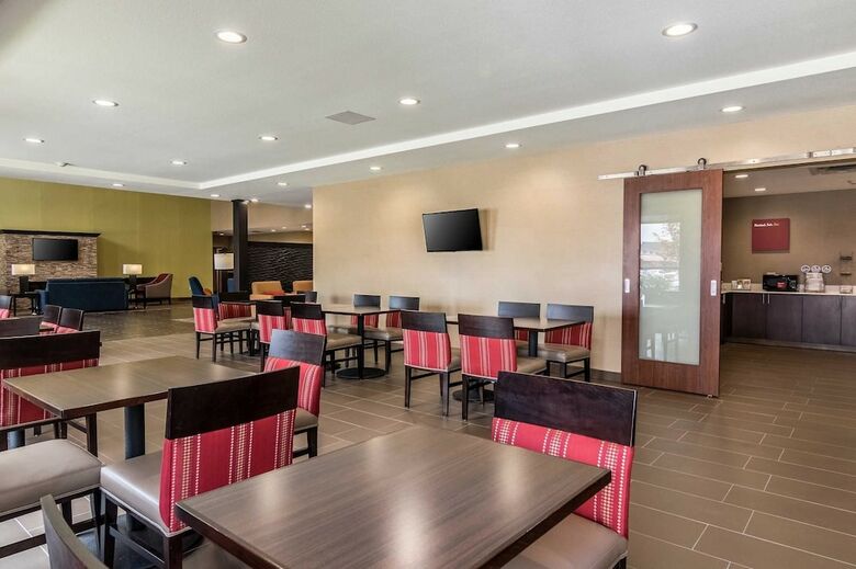 Hotel Comfort Suites Airport On Meridian
