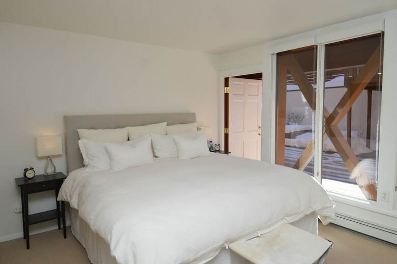 Old Hundred By Frias Properties