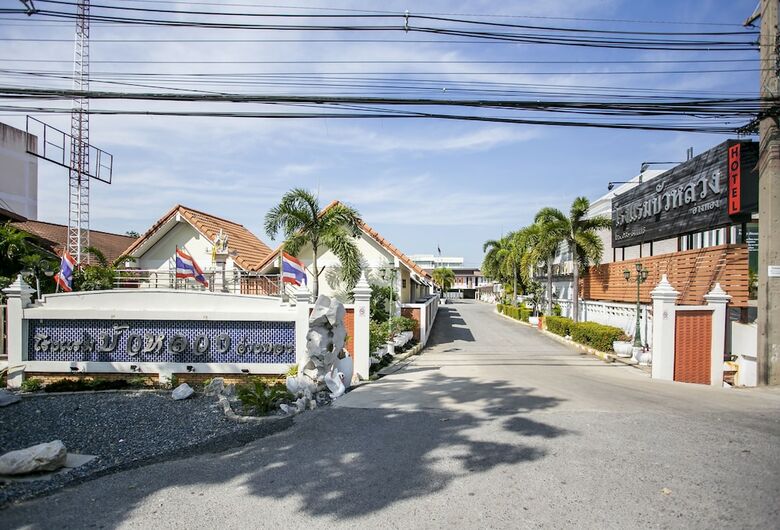 Bualuang Angthong Hotel