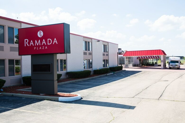 Hotel Ramada Plaza By Wyndham Chicago North Shore