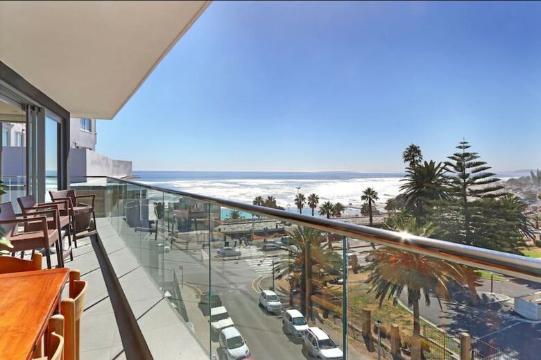 Apartamentos Four On C Luxury Suites