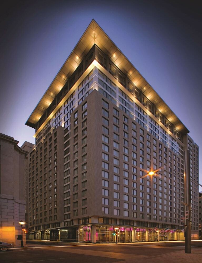 Hotel Embassy Suites Montr�al By Hilton