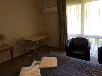 Town & Country Motor Inn