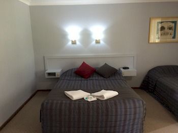 Town & Country Motor Inn
