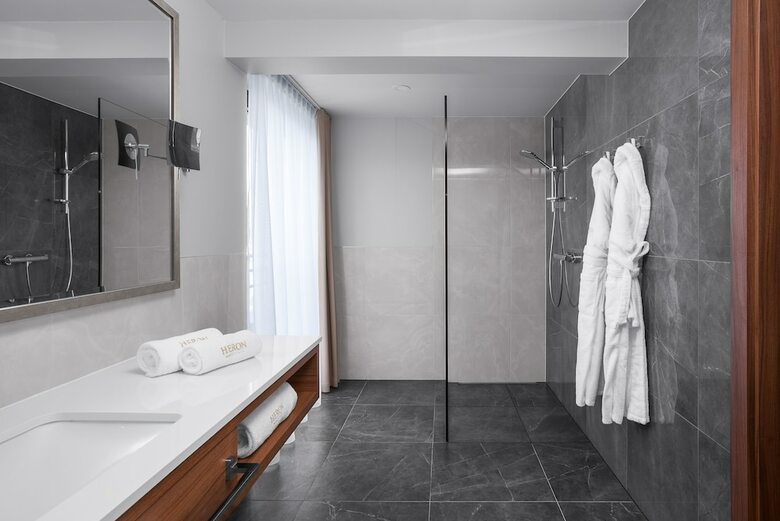 Heron Live Hotel