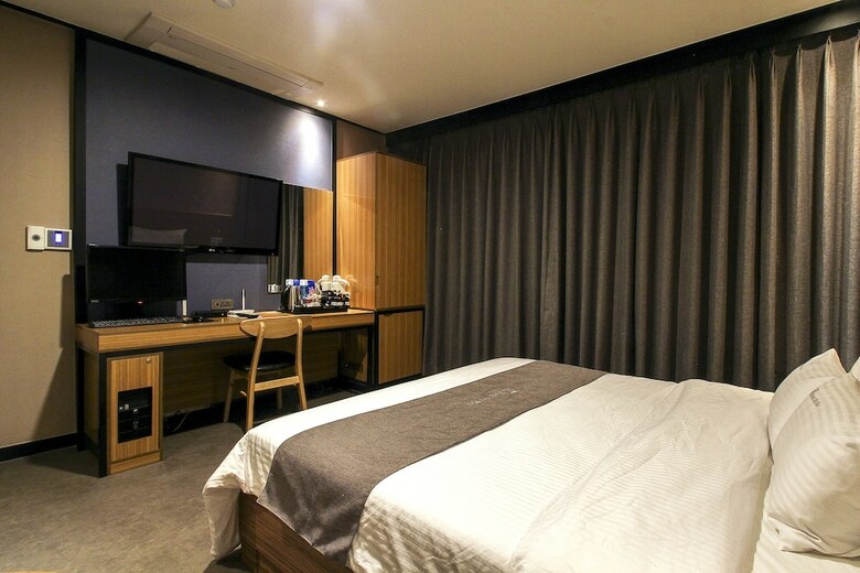 Hotel The May