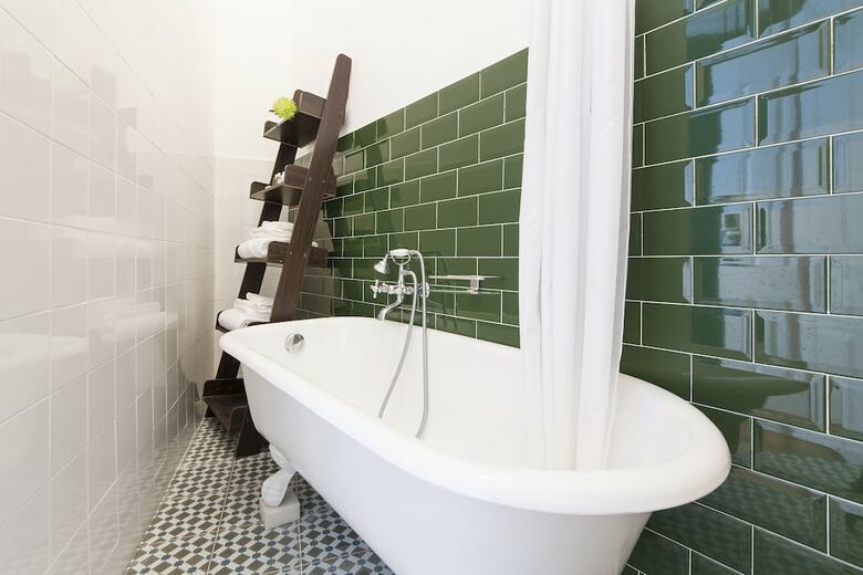 Hotel Cheese & Wine Suites