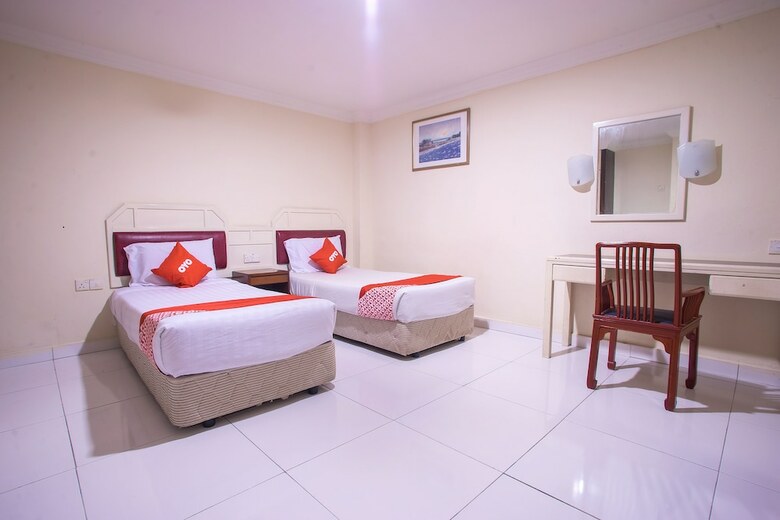 Oyo 89580 Carlton Star Hotel