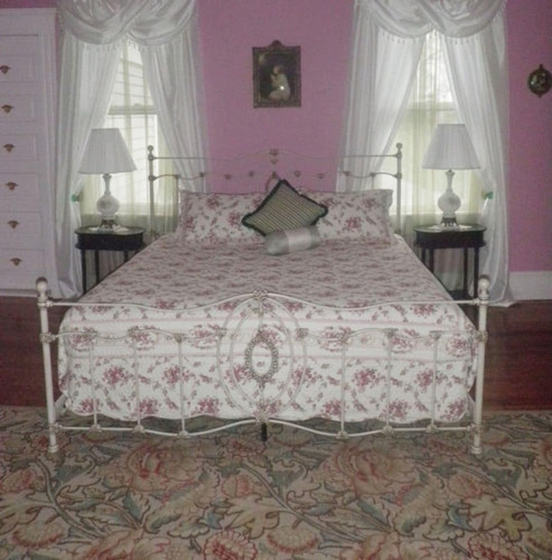 Butterfly Mansion Bed & Breakfast - No Pets Allowed