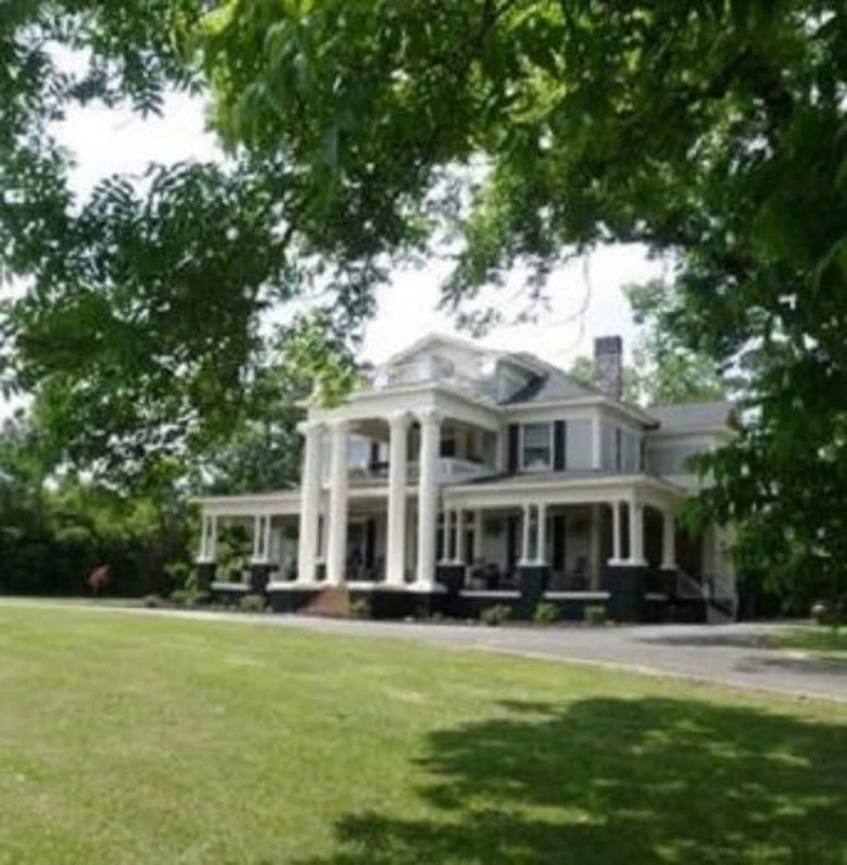 Butterfly Mansion Bed & Breakfast - No Pets Allowed