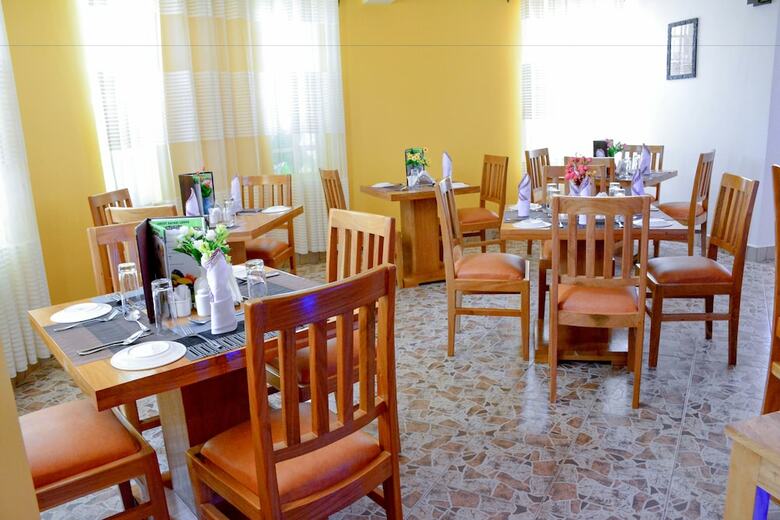 Hotel Crest Safari Lodge