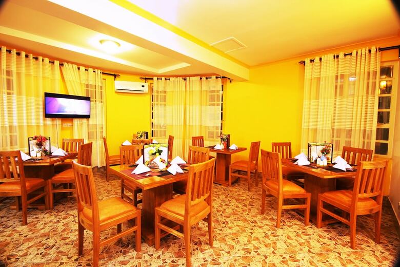 Hotel Crest Safari Lodge