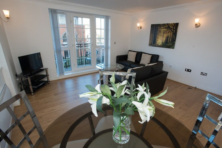 Celador Apartments - Riverside House Serviced Apartments