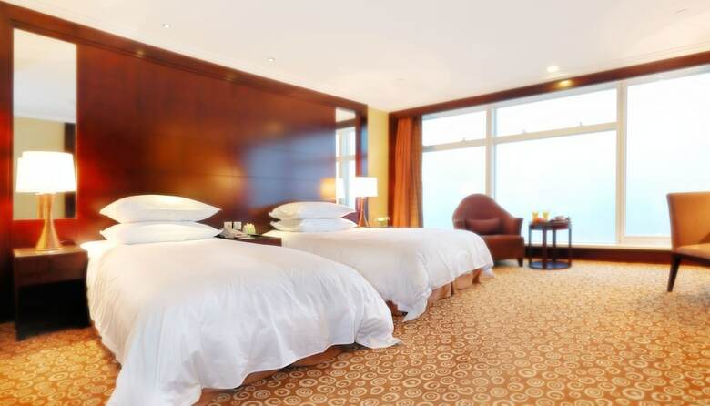 Golden Eagle Summit Hotel (downtown)
