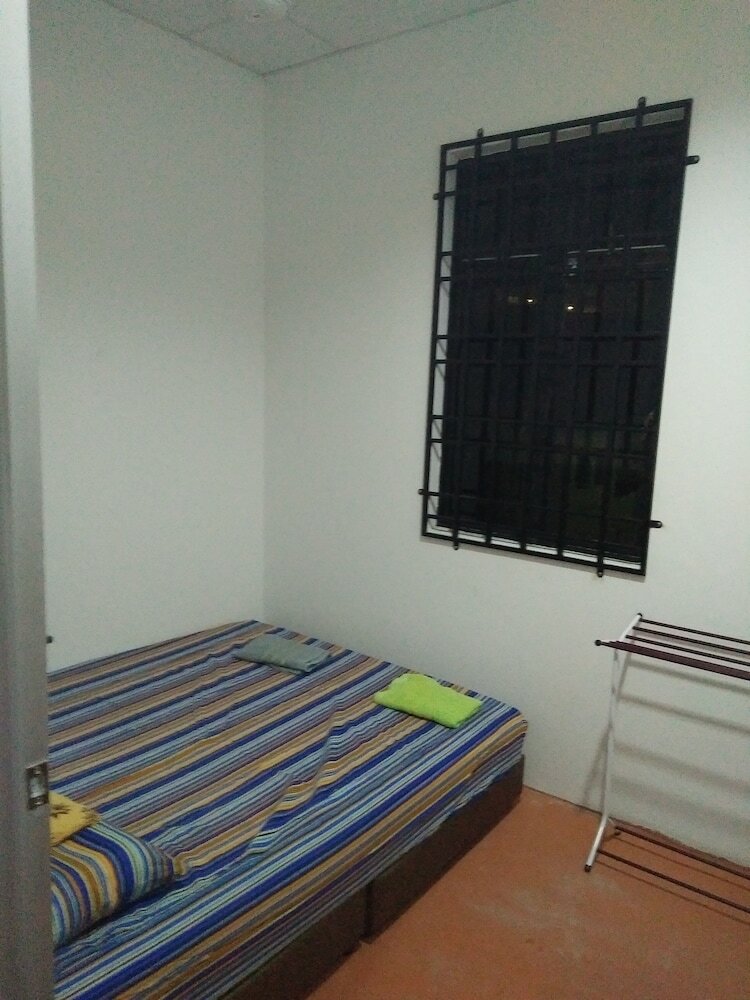 Hostal Diyana Budget Hotel