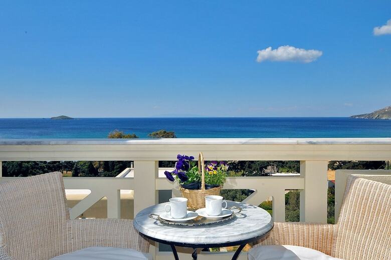 Aithra Apartments & Suites