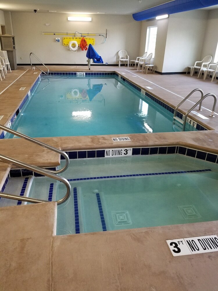 Cobblestone Hotel & Suites - Greenville