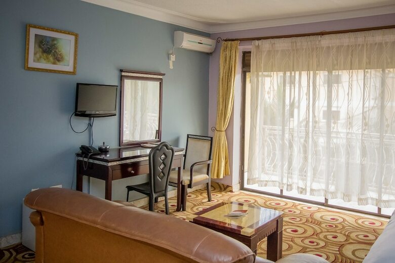 Hotel Crystal Suites And Apartments