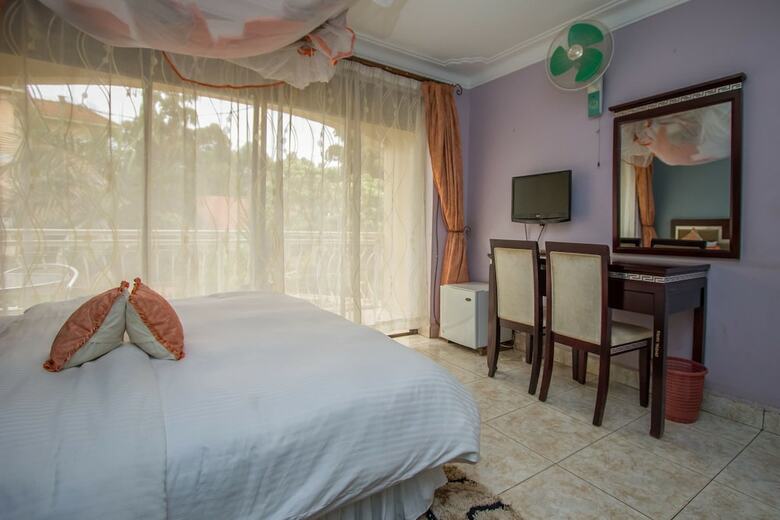 Hotel Crystal Suites And Apartments