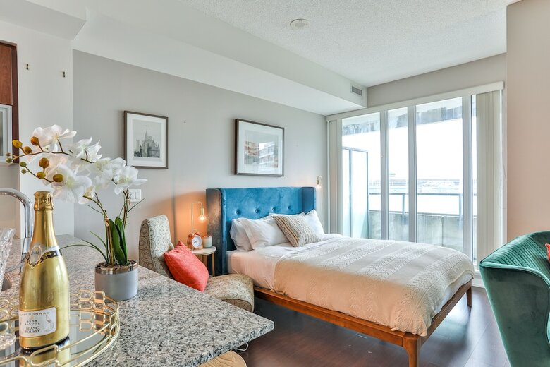 Liberty Village Condo W/parking