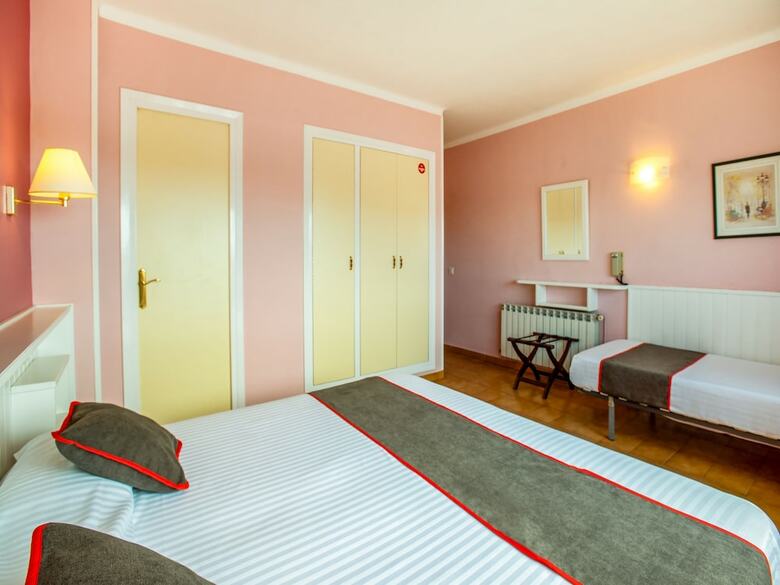 Pension Oyo Hostal Casa Feliu