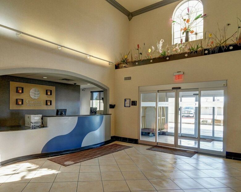 Hotel Comfort Inn & Suites