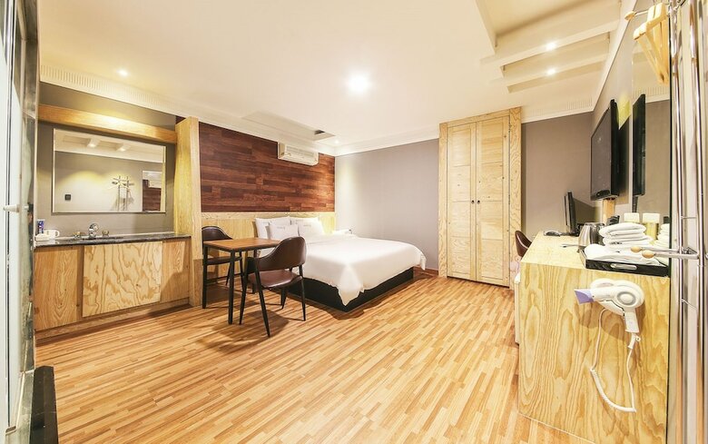 Hotel 7
