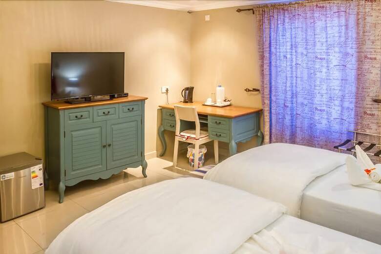 Hotel Khwee Sands Lodge