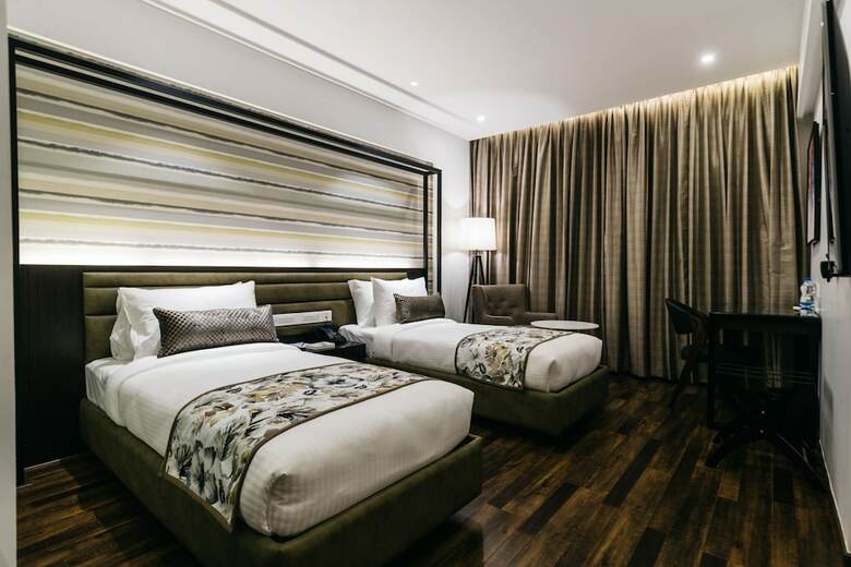 Hotel The Royale Senate Race Course