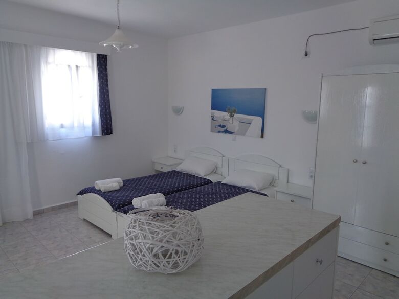 Blue And White Studios & Apartments