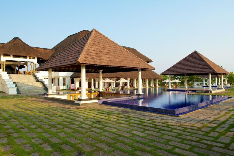 Hotel Le Pondy Beach & Lake Resort