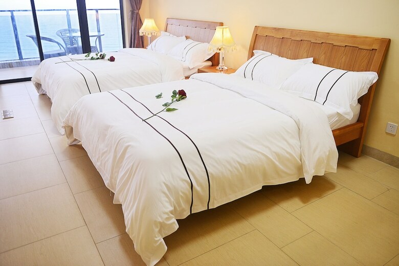 Yishang Apartment-silver Hailing Island