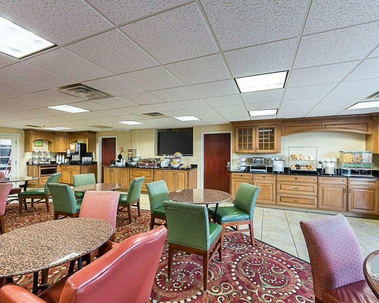 Hotel Comfort Suites Airport